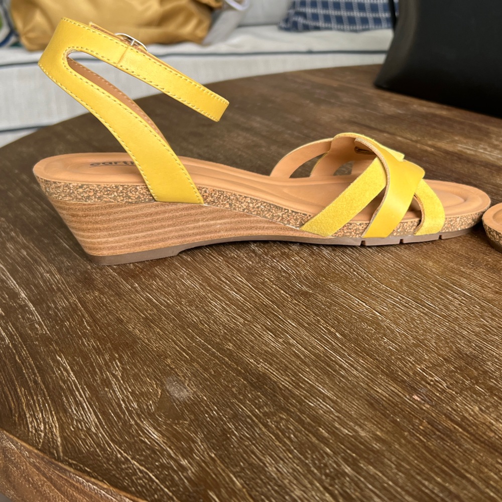 Earth Yellow Braided Strap Sandals 8.5 - Picture 9 of 13